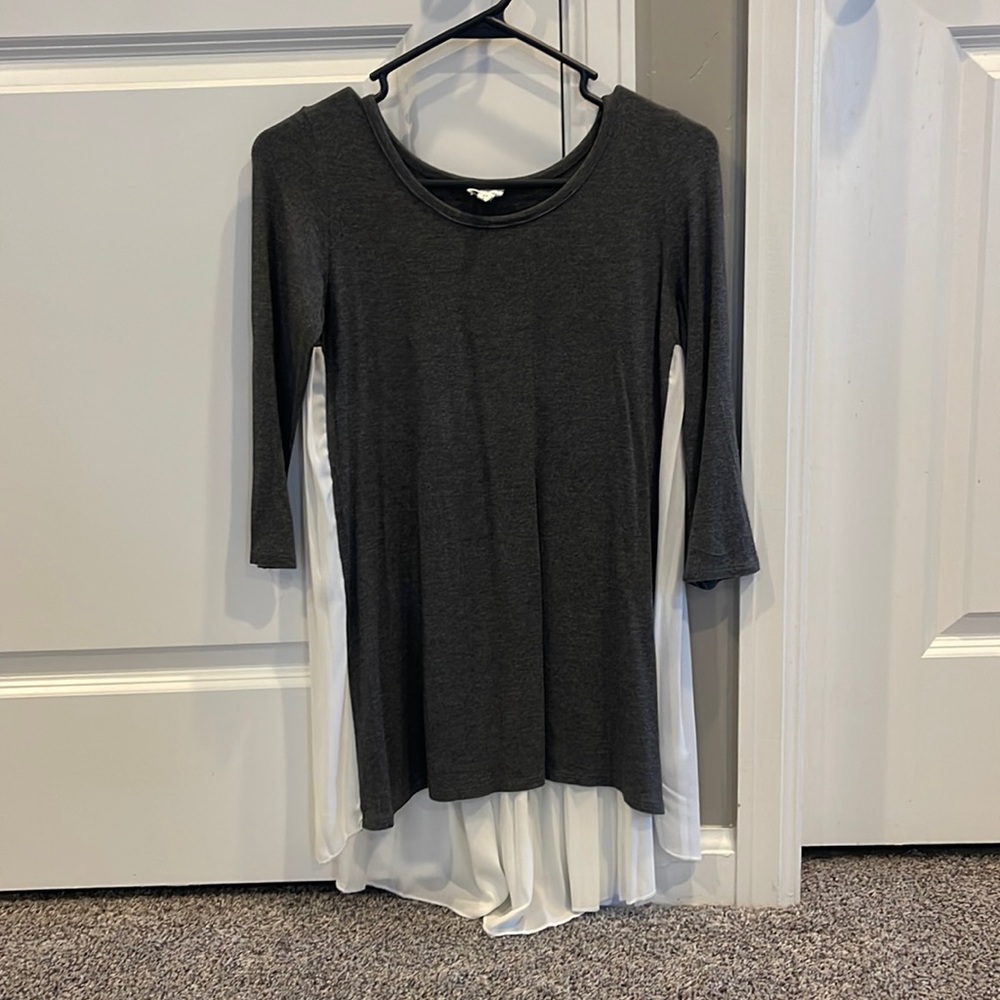 5/$25 Women’s flowy top